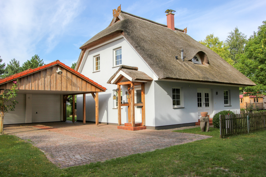 Rohrgedecktes Haus auf traumhaftem Grundstück in Ostsee-Nähe
